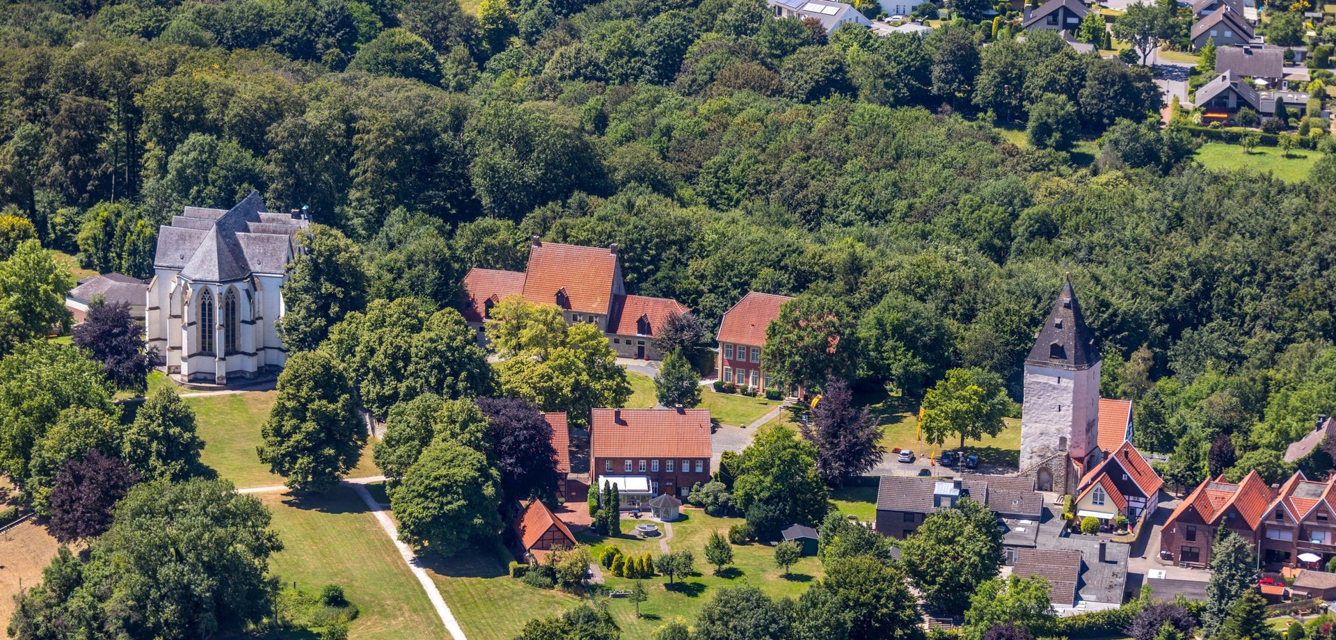 Burgberg in Oelde-Stromberg mit der Wallfahrtskirche und dem Paulusturm